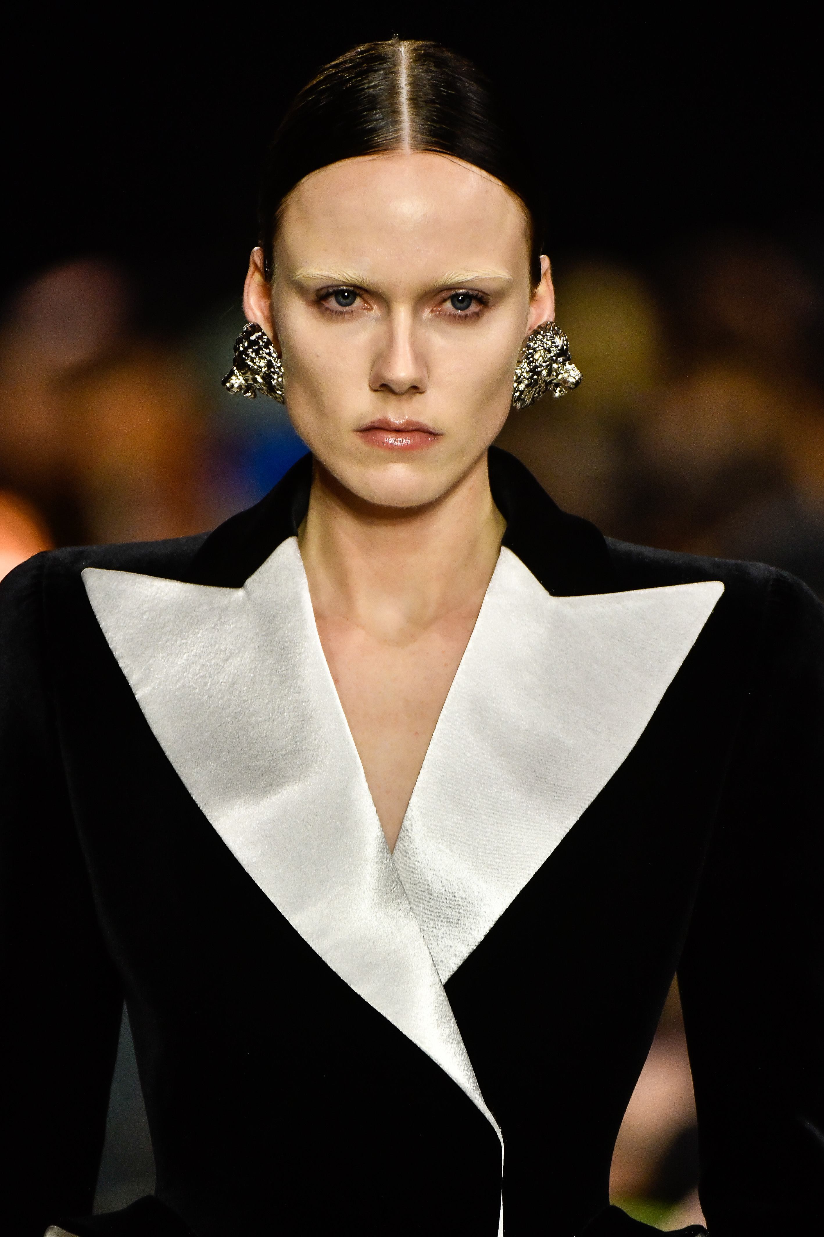Balmain – Details – Fall/Winter 2023-2024 Paris Fashion Week Modelo com sobrancelhas descoloridas no Desfile de outono-inverno 2023-24 da Balmain na semana de moda de Paris