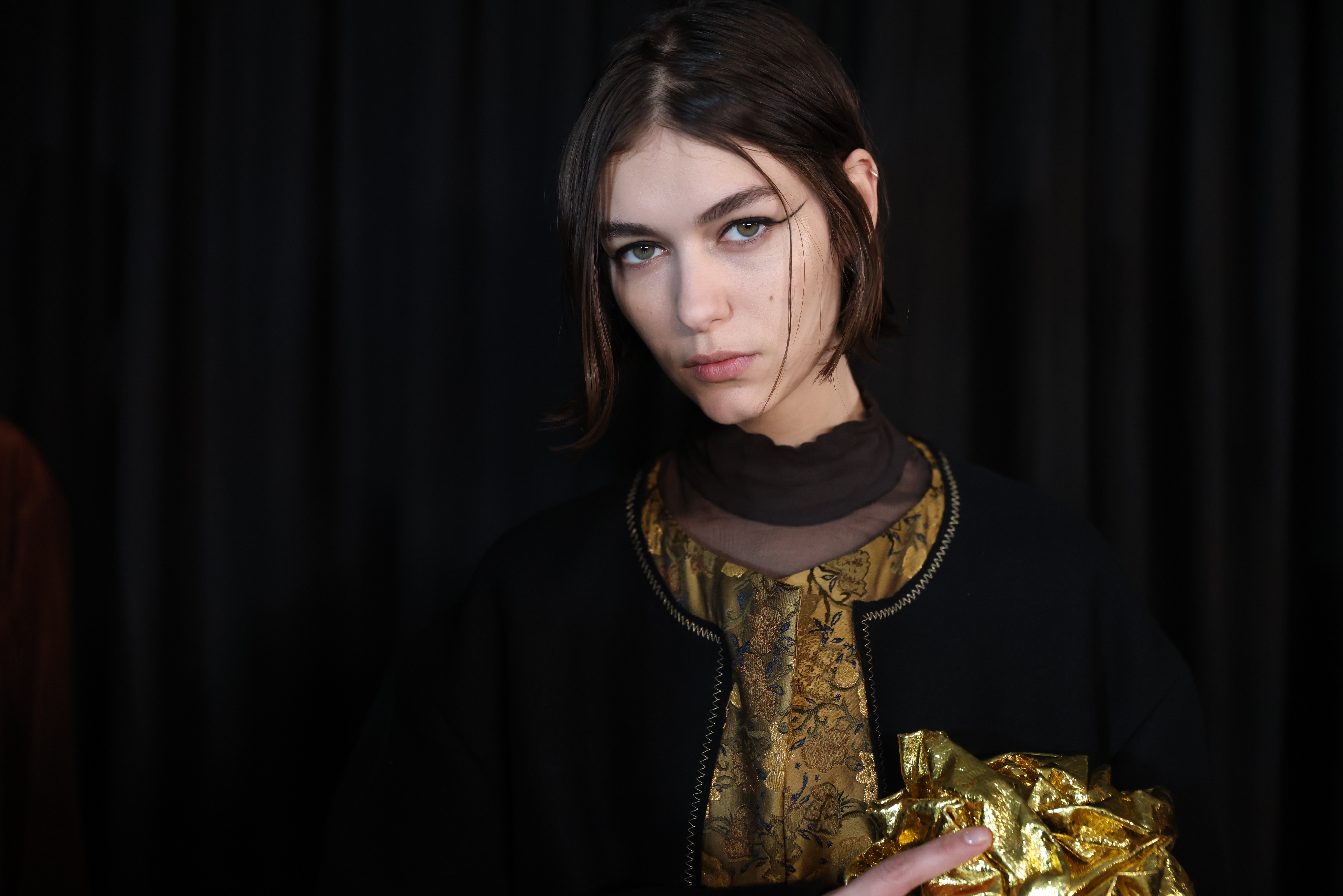 Dries Van Noten – RTW Fall 2023 – Backstage – PFW Modelo usando delineado preto nos bastidores do Desfile de outono-inverno 2023-24 da Dries Van Noten na semana de moda de Paris