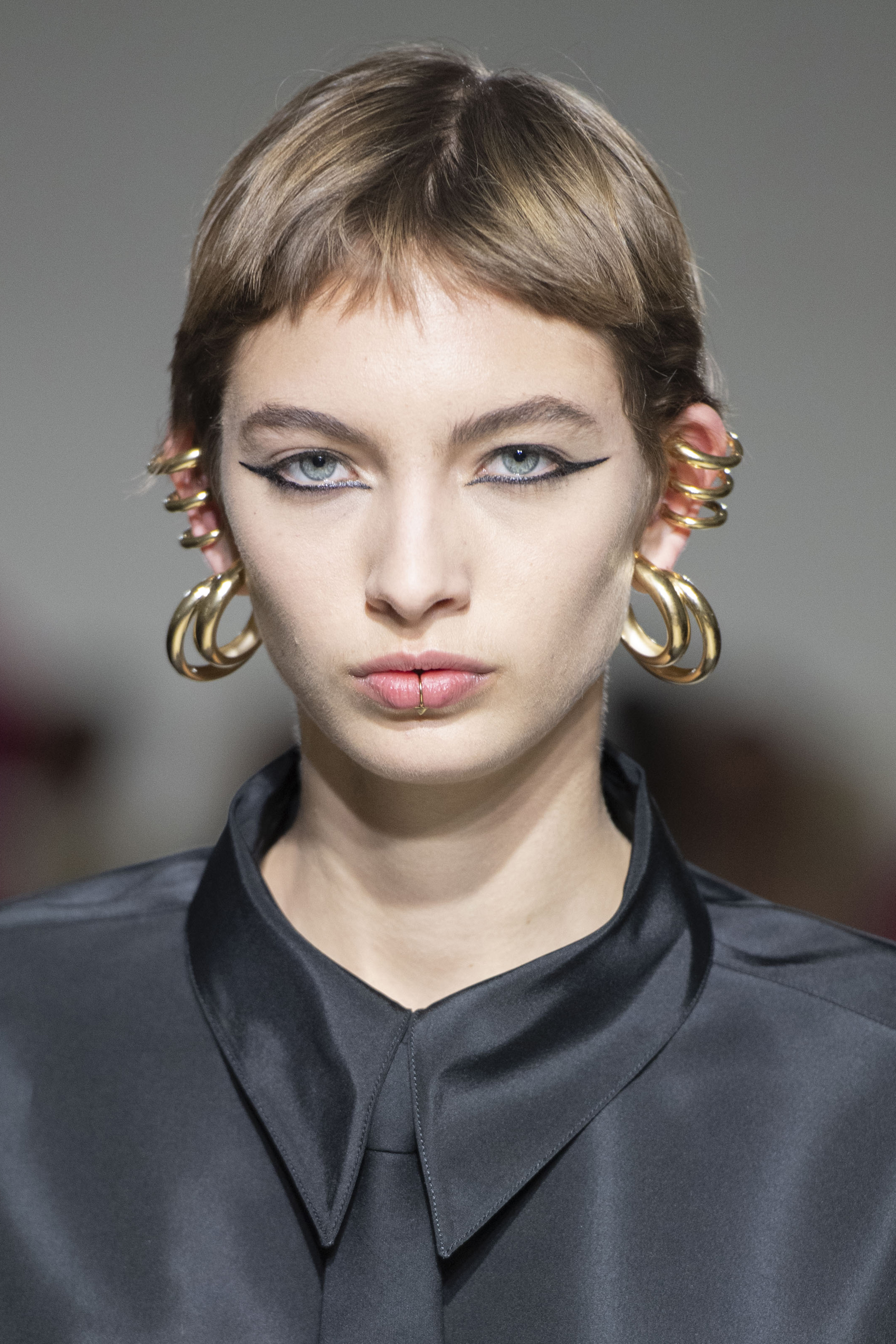 Valentino – Runway – Fall/Winter 2023-2024 Paris Fashion Week Modelo usando delineado preto em Desfile de outono-inverno 2023-24 da Valentino na semana de moda de Paris