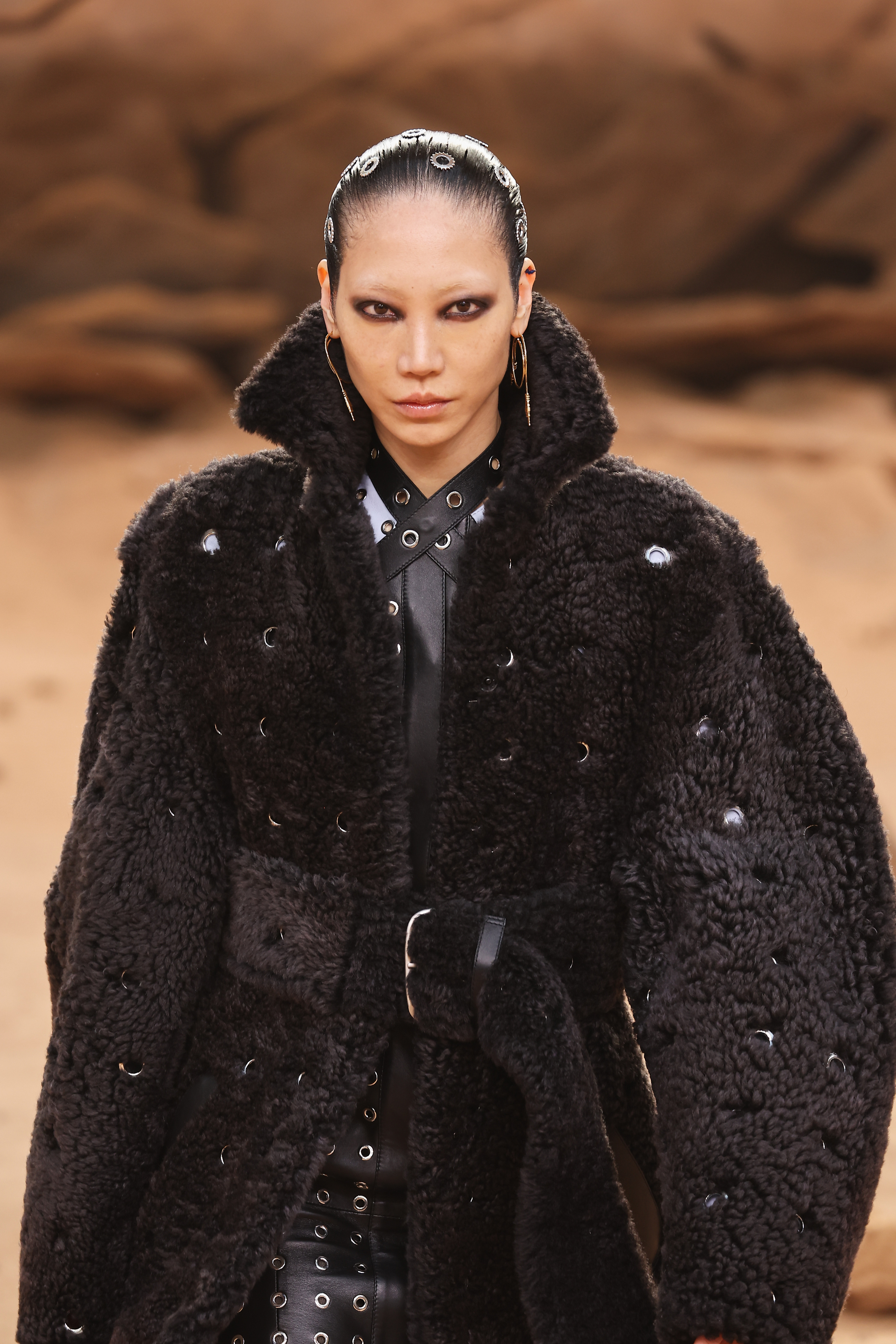 Off-White : Runway – Paris Fashion Week – Womenswear Fall Winter 2023-2024 Modelo usando look preto com esfumado preto nos olhos no Desfile de outono-inverno 2023-24 da Off-White na semana de moda de Paris