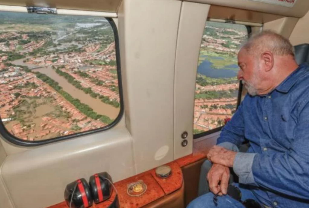 Chuva forte atinge 64 cidades no Maranhão e Lula sobrevoa áreas alagadas