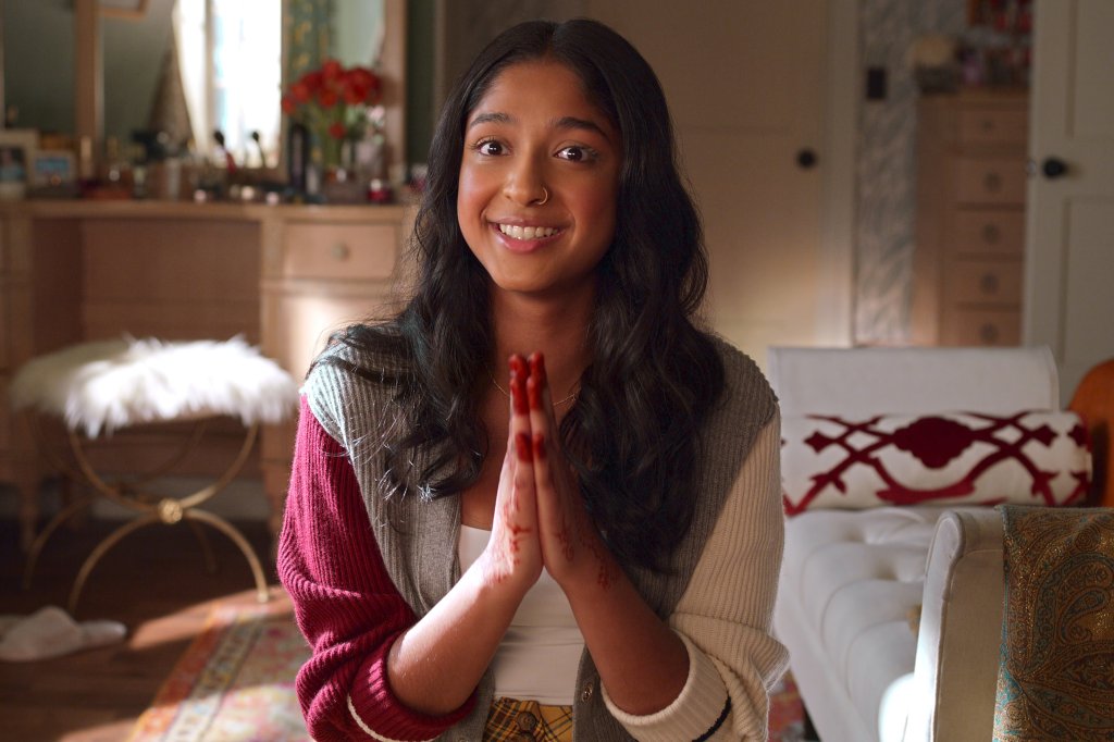 Maitreyi Ramakrishnan como Devi em Eu Nunca...; ela está sorrindo em cena da série