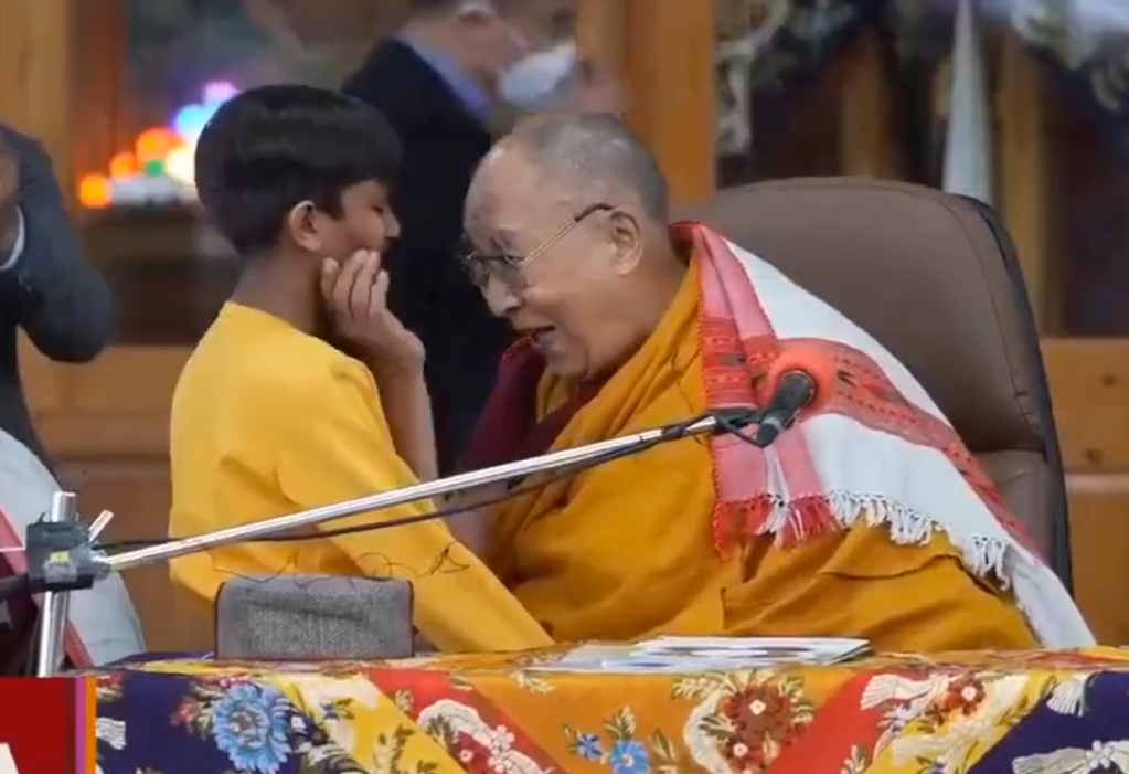 Dalai Iama se desculpa após beijar menino e pedir que chupasse sua língua