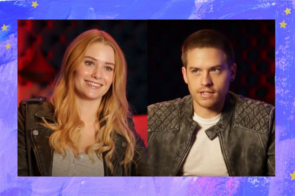 Virginia Gardner e Dylan Sprouse sorrindo enquanto falam em entrevista; a margem é uma textura nas cores lilás, branco, roxo e azul com estrelas amarelas como decoração