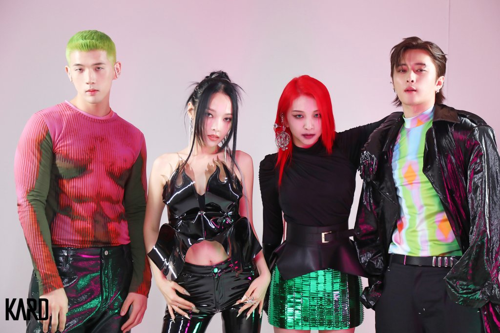 Grupo de k-pop KARD relembra racismo que sofreu no Programa Raul Gil