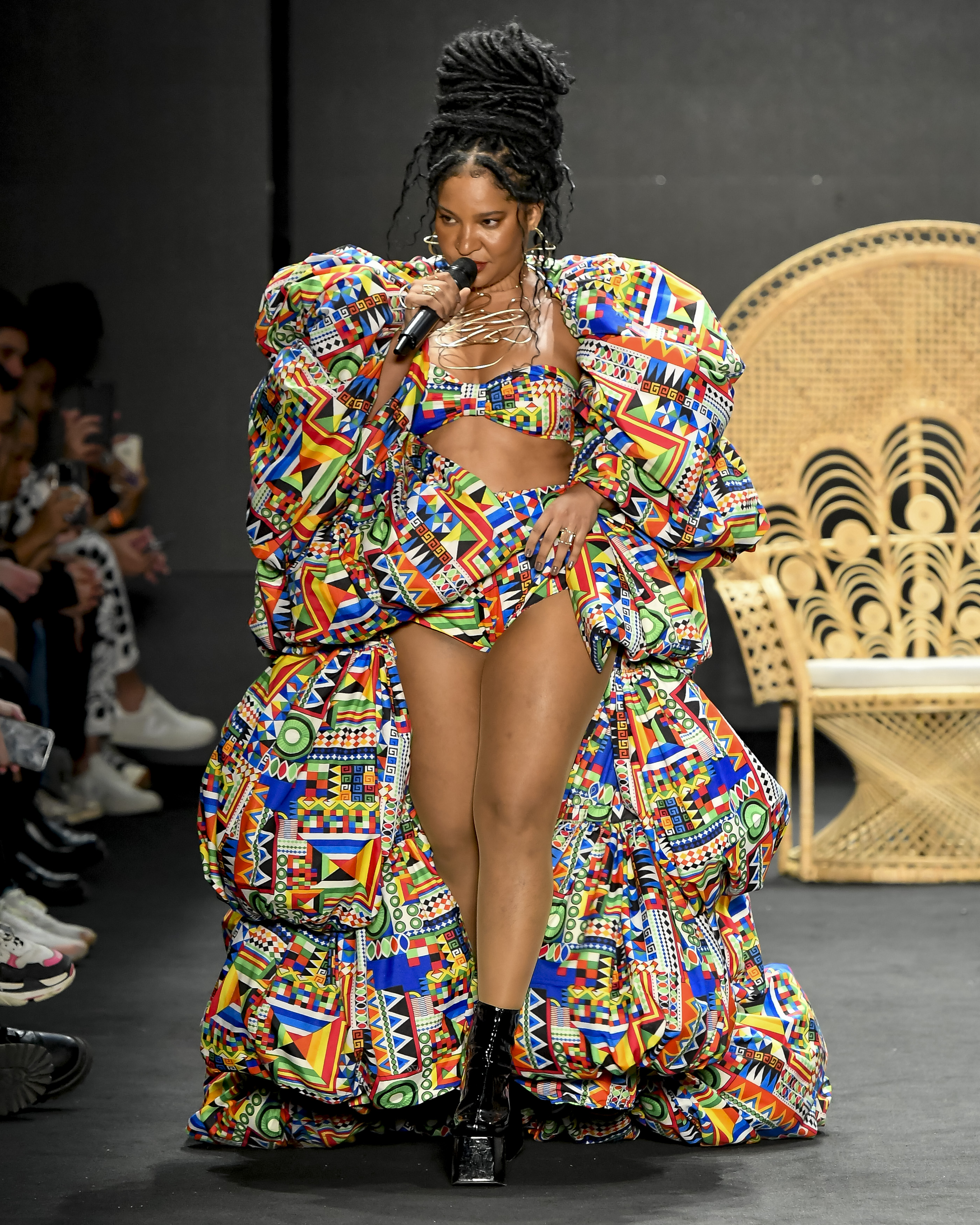 A cantora Larissa Luz no desfile da marca Meninos Rei no São Paulo Fashion Week N55