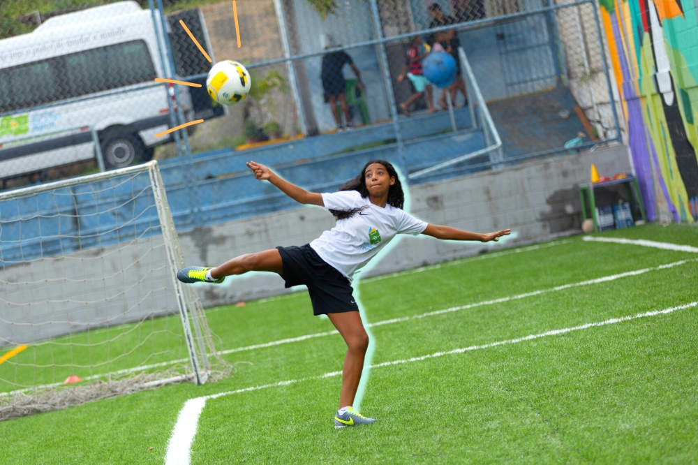 ‘Bola Pra Frente’: projeto une futebol e educação pra galera do Muquiço