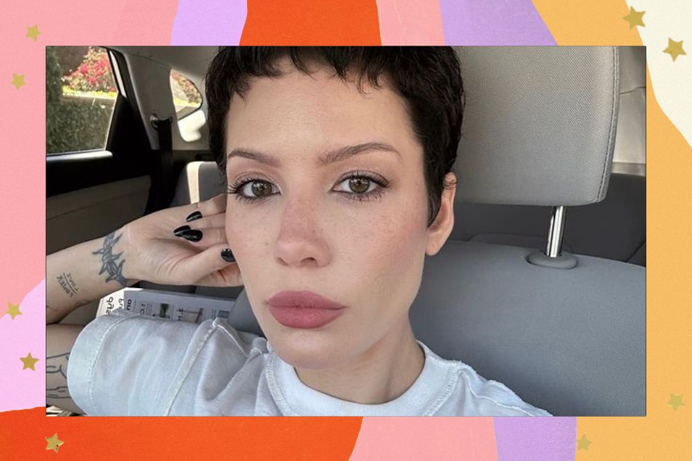 Halsey posando para selfie com expressão neutra e uma das mãos apoiadas próxima ao rosto; a margem é uma textura nas cores rosa, lilás, laranja, roxo, amarelo e branco; estrelas amarelas decoram a imagem