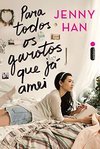 Capa do livro Para Todos os Garotos que Já Amei com uma mulher deitada de barriga para baixo enquanto segura um livro; o título está escrito em preto na imagem