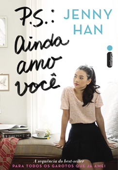 Capa do livro P.S.: Ainda Amo Você com uma mulher em pé enquanto está apoiada em um banco de janela com estofado olhando para o lado; o título está escrito em preto na imagem