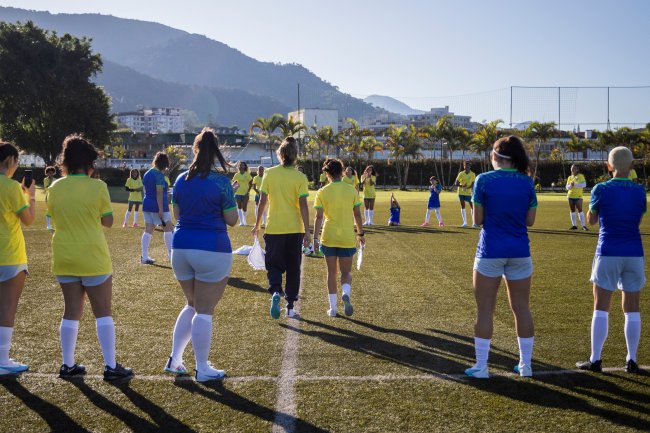 Qual a receita brasileira que anda fazendo a diferença no Futebol Feminino Meninas jogando futebol na Granja Comary, no RJ