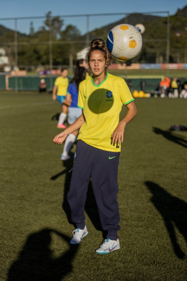 Lara Santos, de 17 anos, jogou na categoria de base da Seleção Feminina de Futebol Menina usa camisa amarela da seleção feminina de futebol