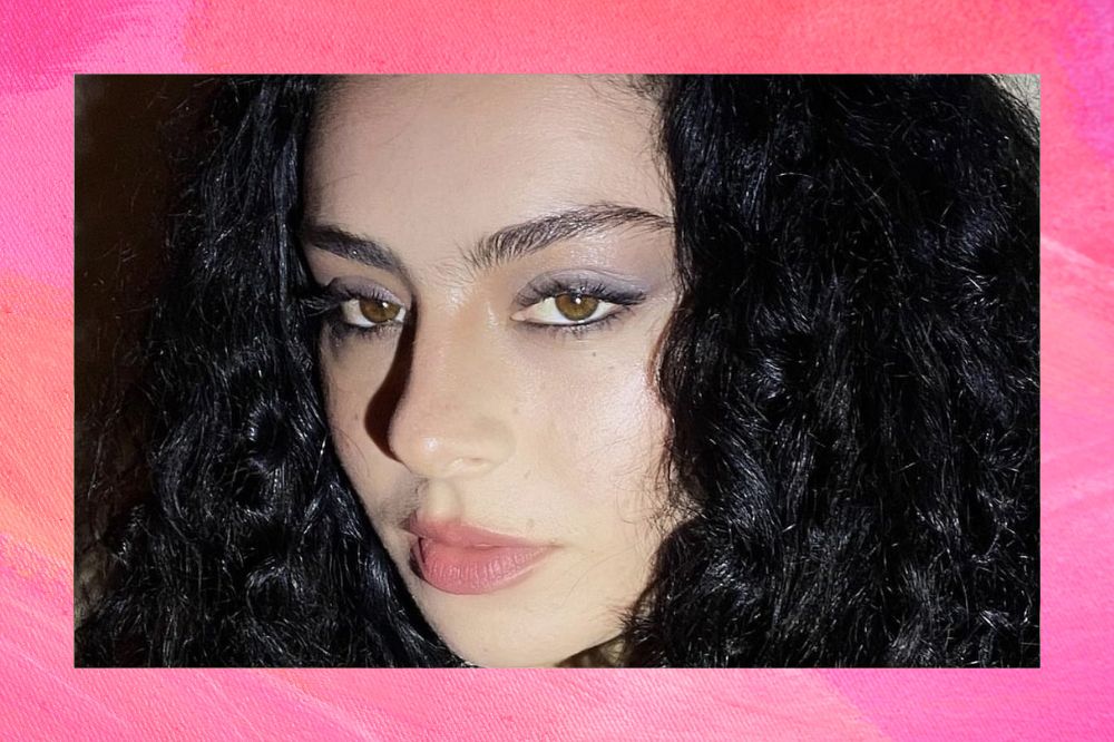 Foto de Charli XCX. Fudno rosa.