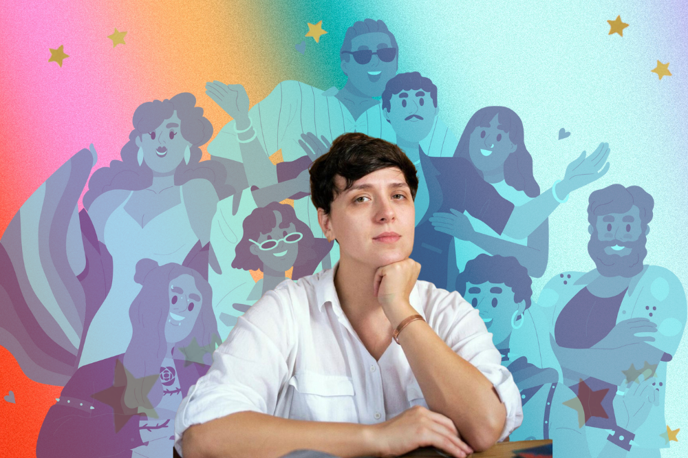 Mulher com camisa branca apoia rosto na mão; no fundo, há ilustração com pessoas LGBTQIAP+