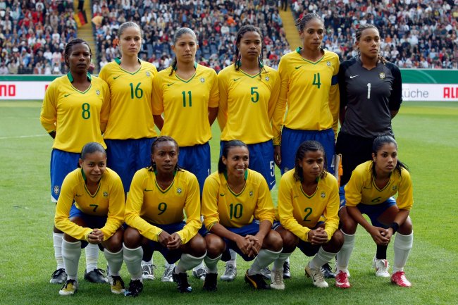 Aline Pellegrino com geração da seleção feminina de futebol de 2009 Mulheres vestindo camisa amarela, da seleção brasileira feminina de futebol