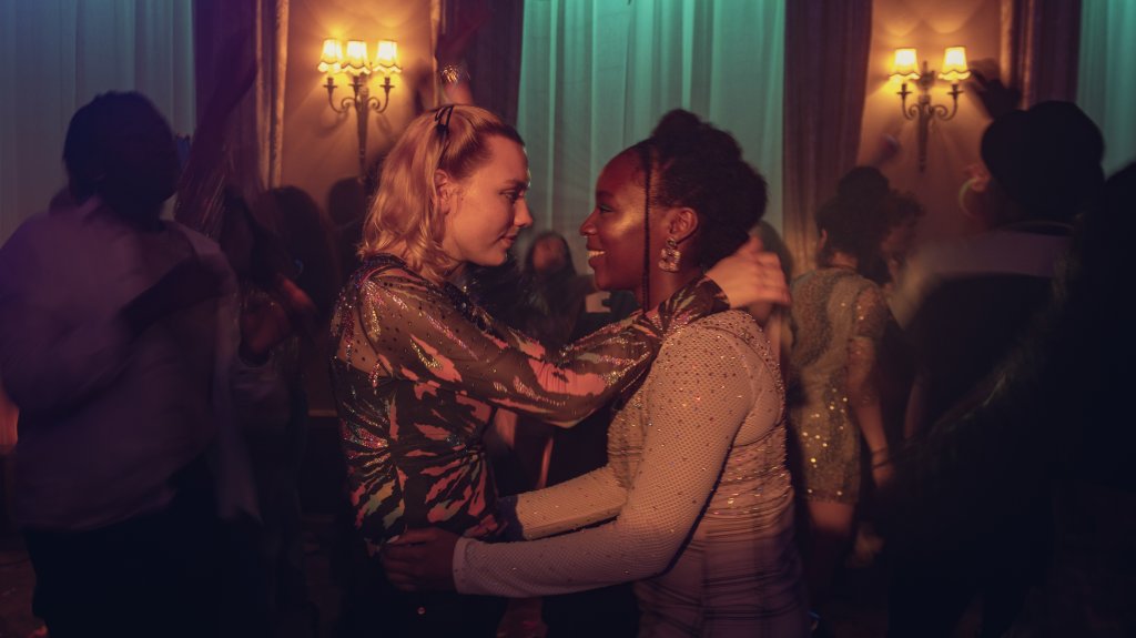 Cena de Darcy & Tara, de Heartstopper, abraçadas se olhando em uma festa