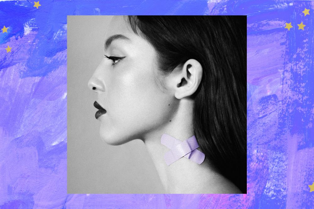 Capa do novo single de Olivia Rodrigo, "Vampire". Fundo em tons de roxo com estrelas douradas.