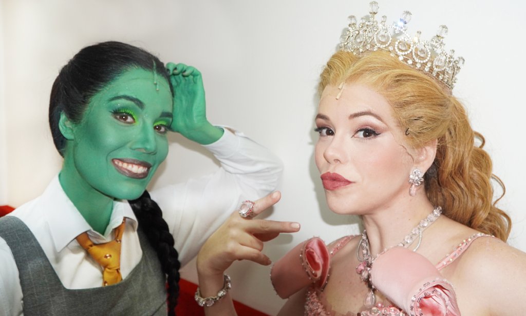 CAPRICHO invadiu os bastidores de Wicked para falar com Elphaba e Glinda