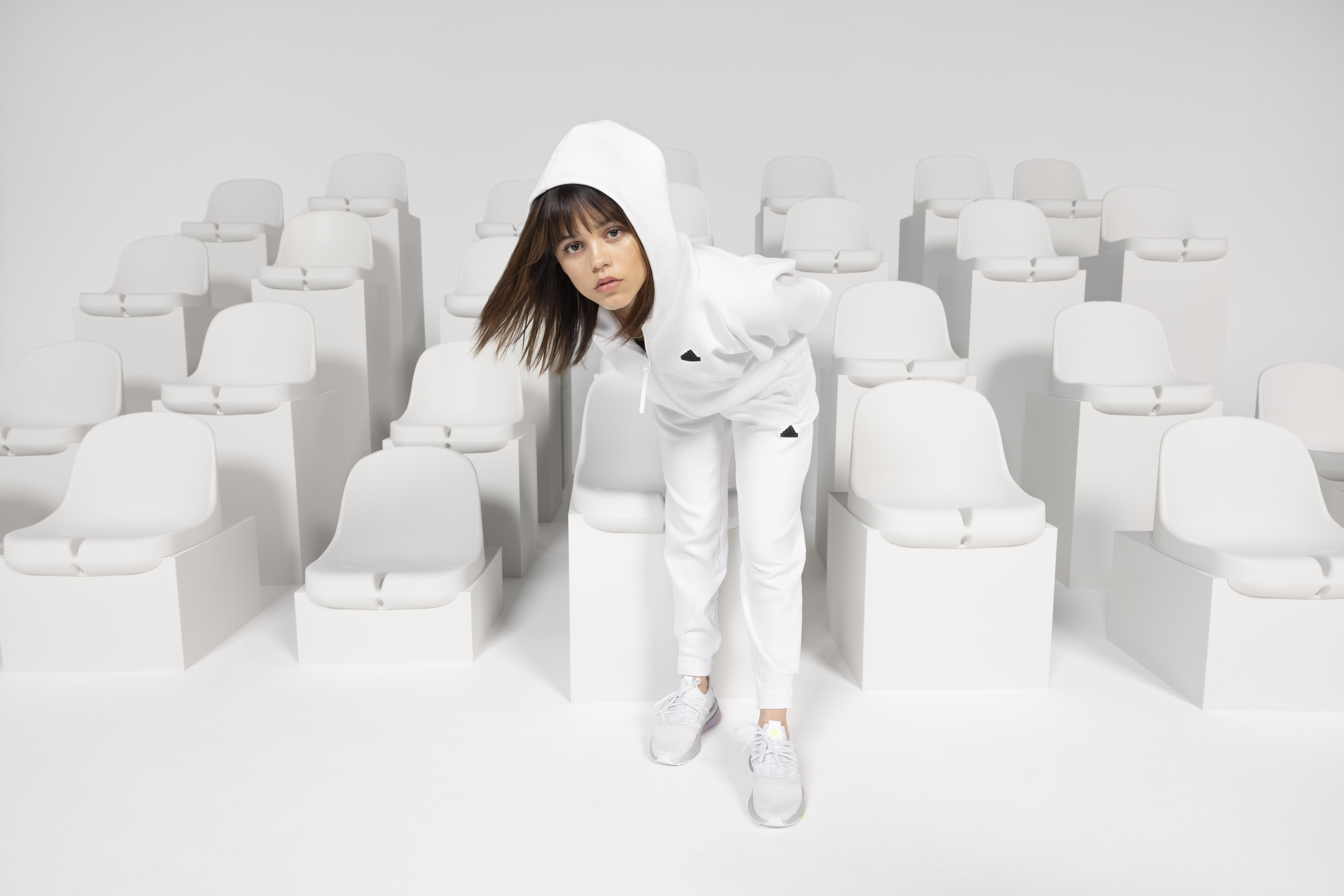 jenna-ortega-campanha-coleção-adidas Jenna Ortega em campanha da coleção Z.N.E., da Adidas, usando conjuntinho de moletom branco