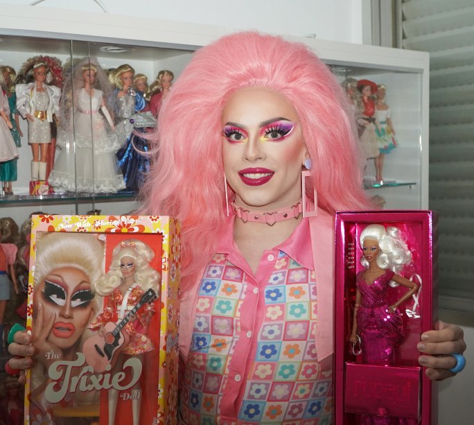 Penelopy com bonecas de RuPaul e Trixie Mattel Penelopy com bonecas de RuPaul e Trixie Mattel