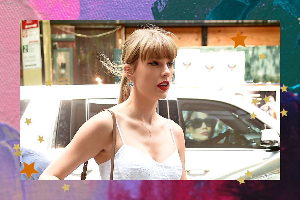 Montagem com foto de Taylor Swift usando top branco em fundo rosa, lilás, roxo e verde