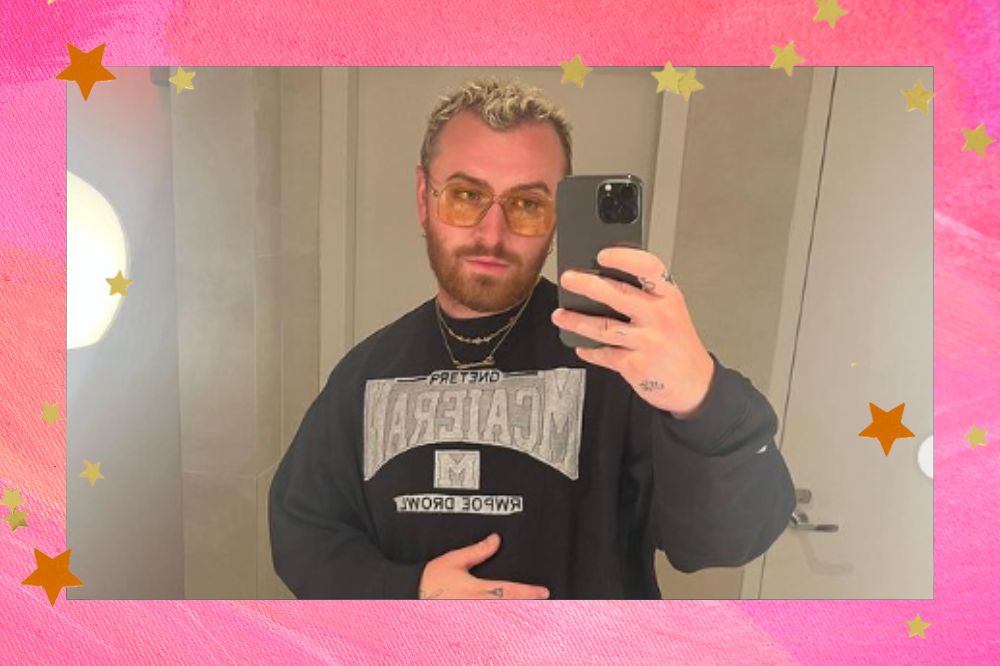 Foto de Sam Smith no espelho. Fundo rosa com estrelas douradas.