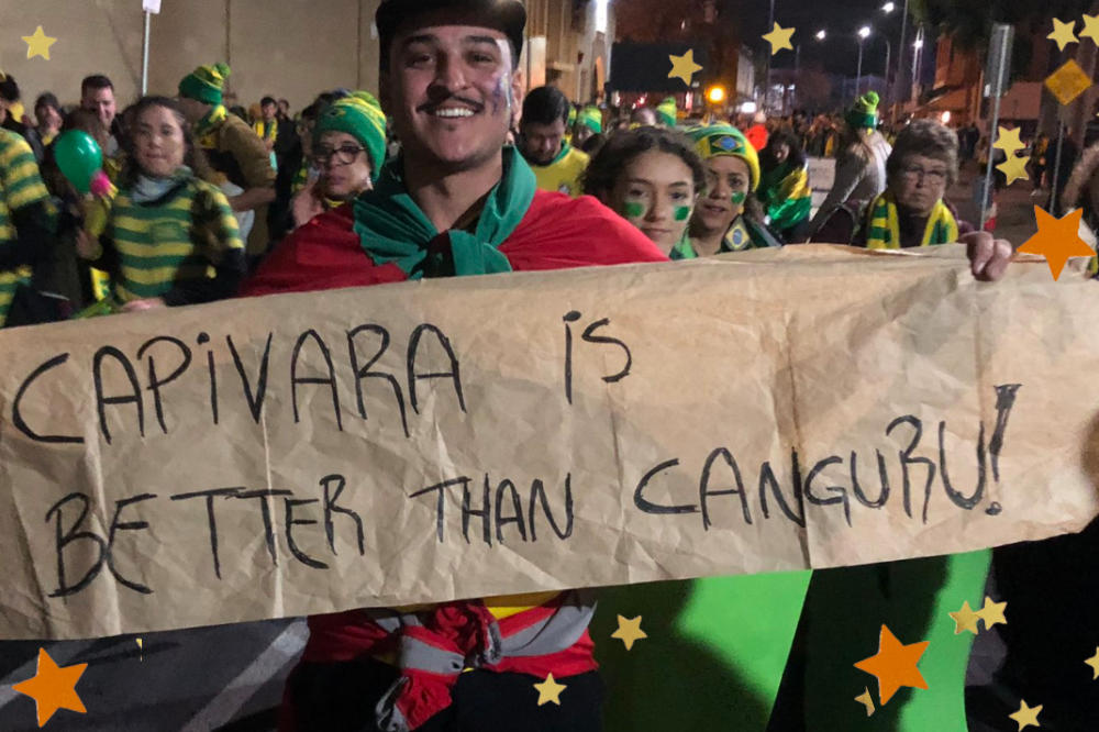 Homem segura cartaz