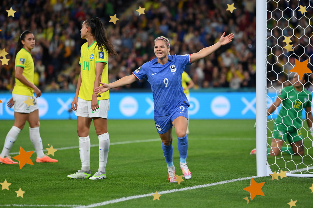 Jogadora da França comemora gol contra o Brasil