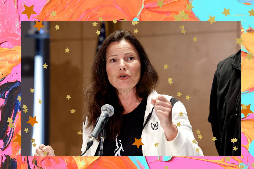 Foto de Fran Drescher fazendo discurso. Montagem com várias estrelas douradas e fundo colorido.