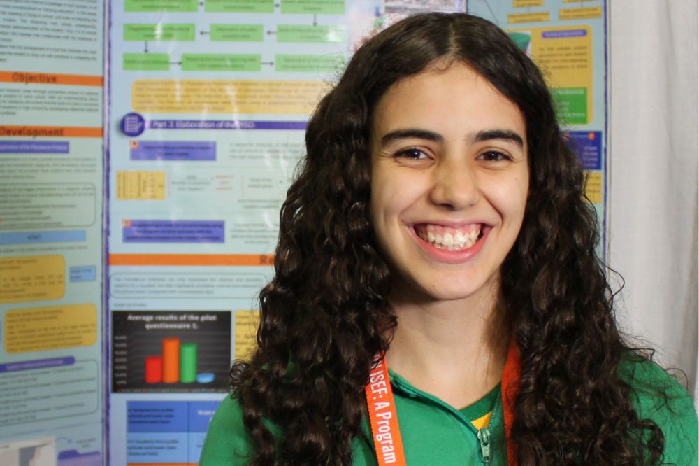 Garota de cabelo cacheado sorrindo