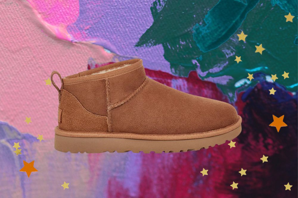 classic-ultra-mini-ugg Montagem com fundo nasa cores rosa, lilás, verde e bordô. Na frente, a imagem da bota UGG caramelo.