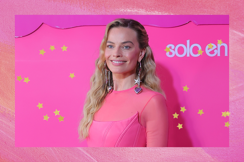 Margot Robbie na première de Barbie no México usando look todo rosa inspirado em boneca de 1982