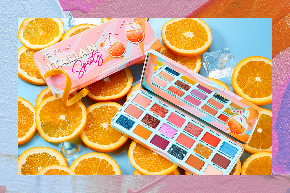 Paleta de sombras Italian Spritz da Too Faced. Montagem em fundo azul, rosa e laranja