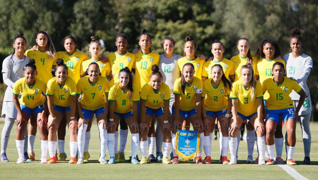 Jogadoras de futebol usam camiseta de futebol