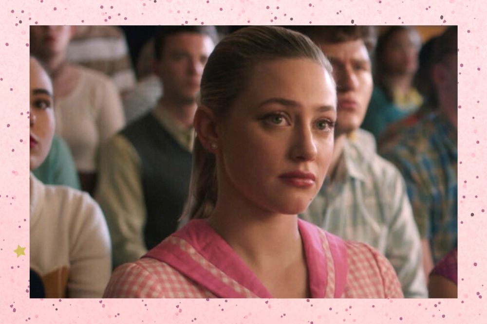 Foto de Lili Reinhart em Riverdale. Fundo rosa com detalhes dourados.