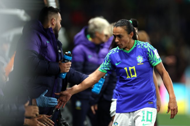 Jamaica v Brazil: Group F – FIFA Women’s World Cup Australia & New Zealand 2023 Marta cumprimenta jogadoras no banco de reserva