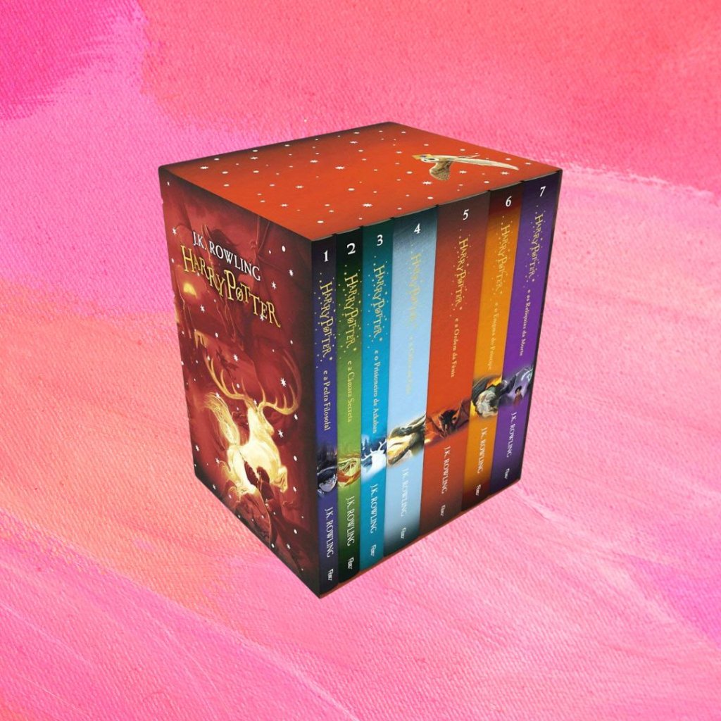 Harry Potter Imagem do box de livros da saga Harry Potter. Fundo rosa.