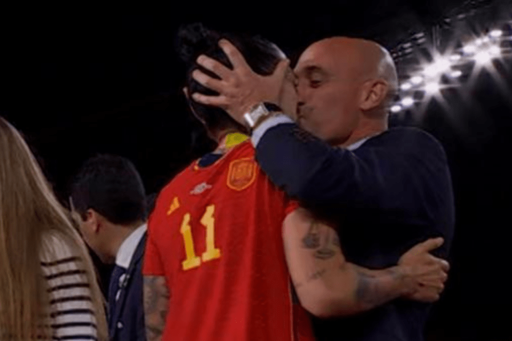 Dirigente beija, sem consentimento, jogadora da Espanha na final da Copa