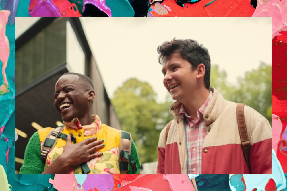 Novas Imagens de Sex Education com Eric e Otis. Fundo colorido.