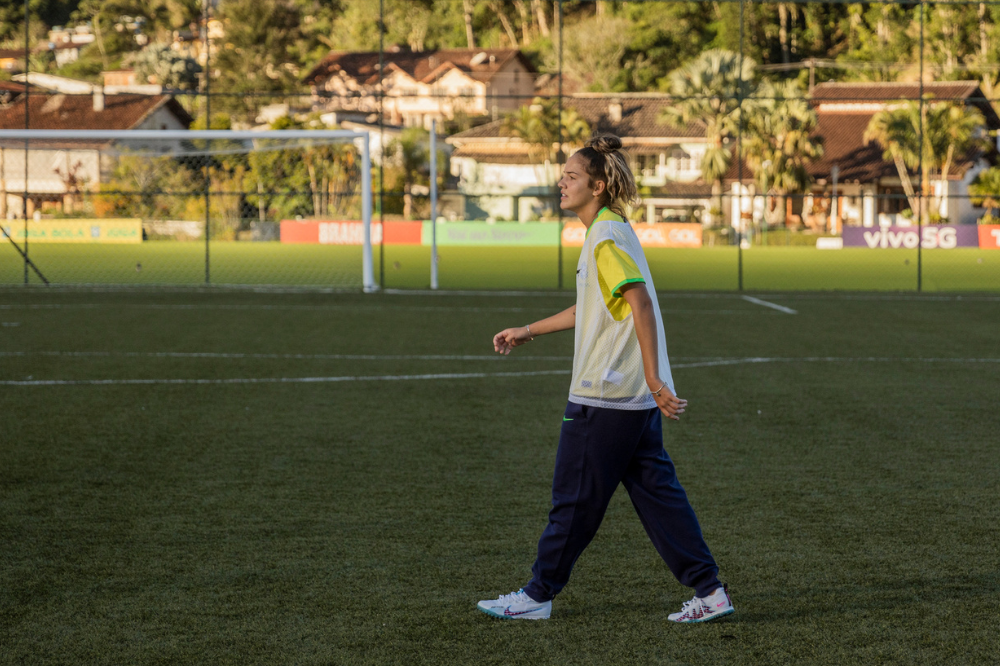 Jogadora Lara Dantas faz parte de geração engajada no futebol feminino