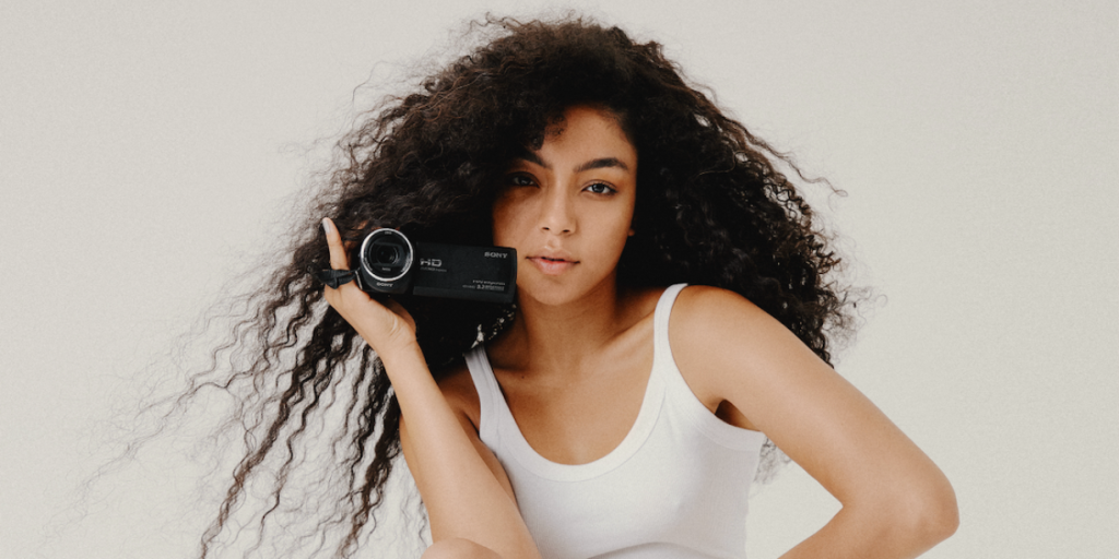 Any Gabrielly mostra trecho de sua primeira música em vídeo: “Tá vindo aí”