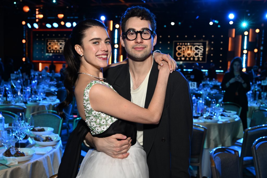 Margaret Qualley usou vestido de noiva com sapato polêmico que é tendência