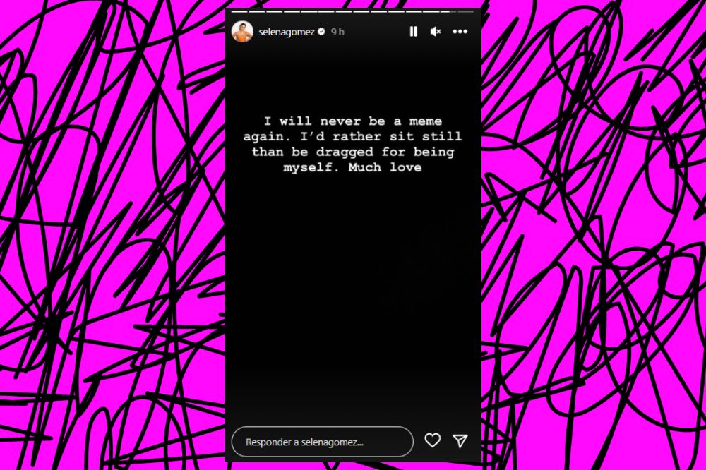 Story de Selena Gomez Story de Selena Gomez com fundo preto e texto em branco com a frase