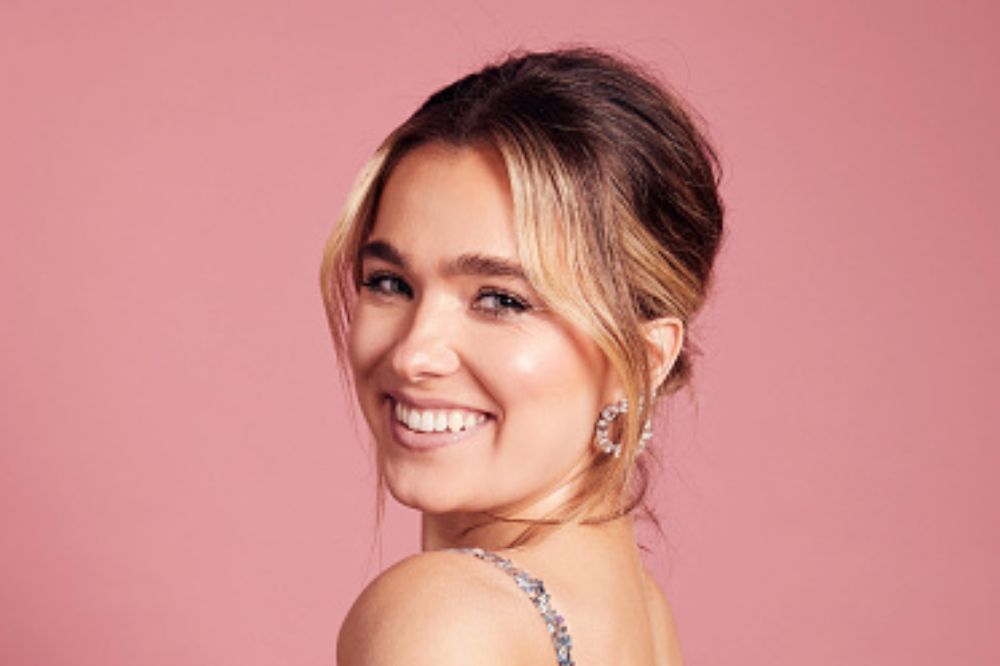 Imagem da atriz Haley Lu Richardson em um fundo rosa