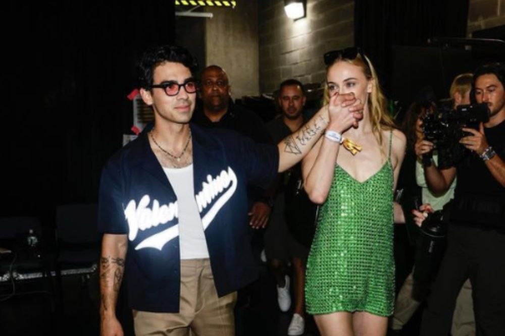 Foto de Joe Jonas e Sophie Turner chegando em evento