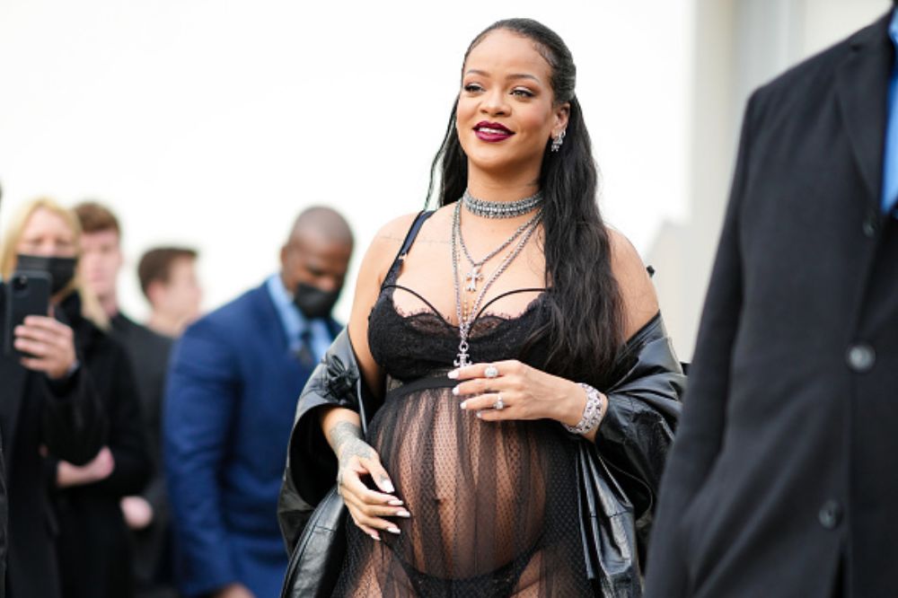 Rihanna e A$AP Rocky mostram fotos do segundo filho pela primeira vez