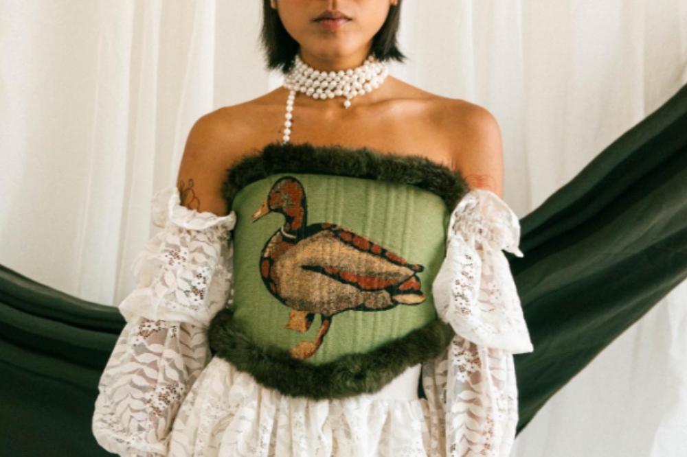 Conheça estilista por trás do corset superfofo que conquistou as famosas