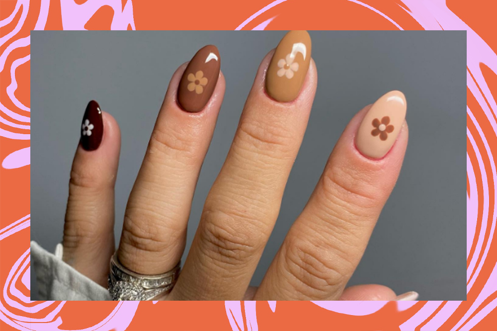 Foto de unhas com nail art de flores feita com esmaltes marrons; fundo da montagem é rosa e laranja