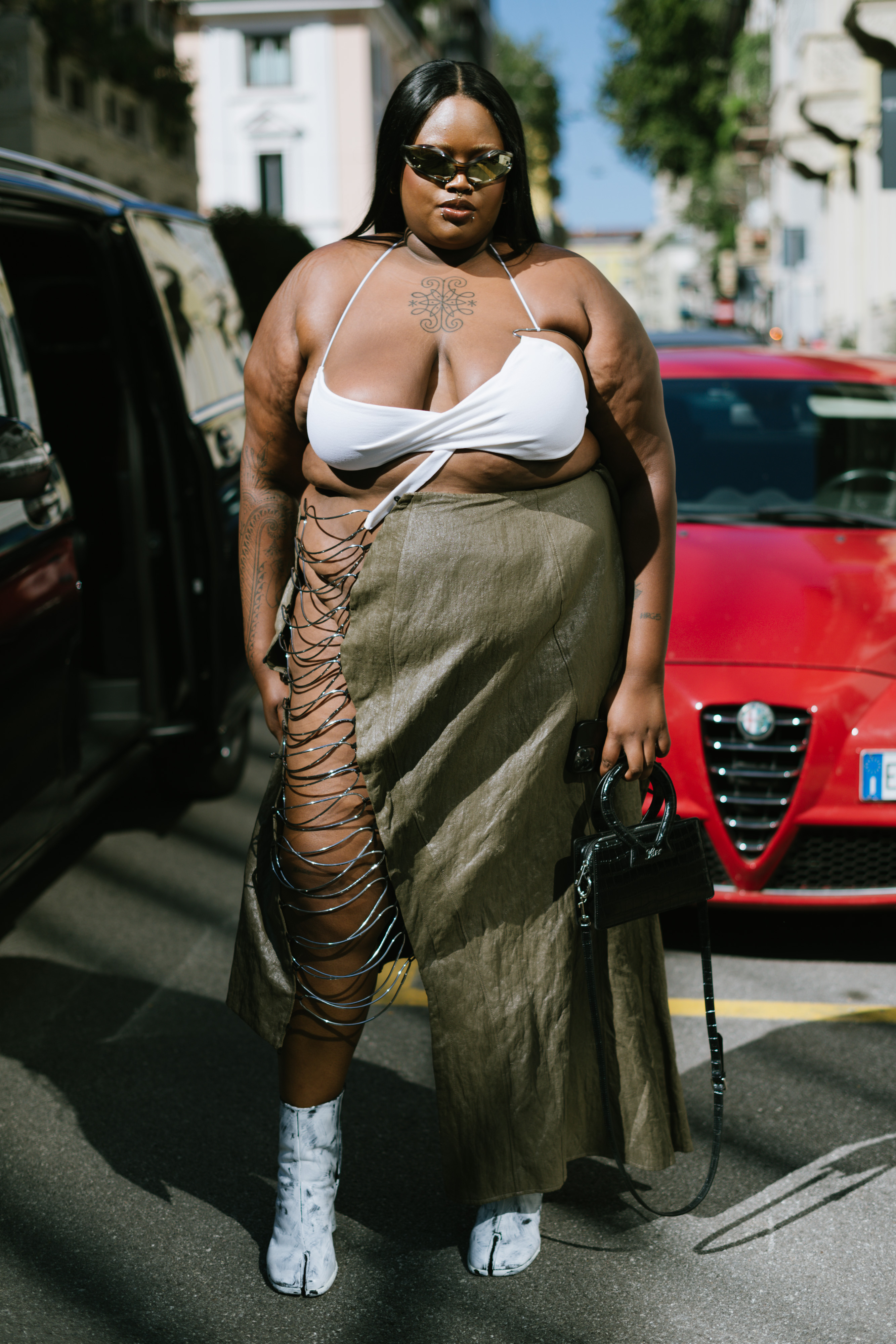 They Are Wearing: Milan Fashion Week, Spring 2024 Look com botas Tabi no street style da semana de moda de Milão
