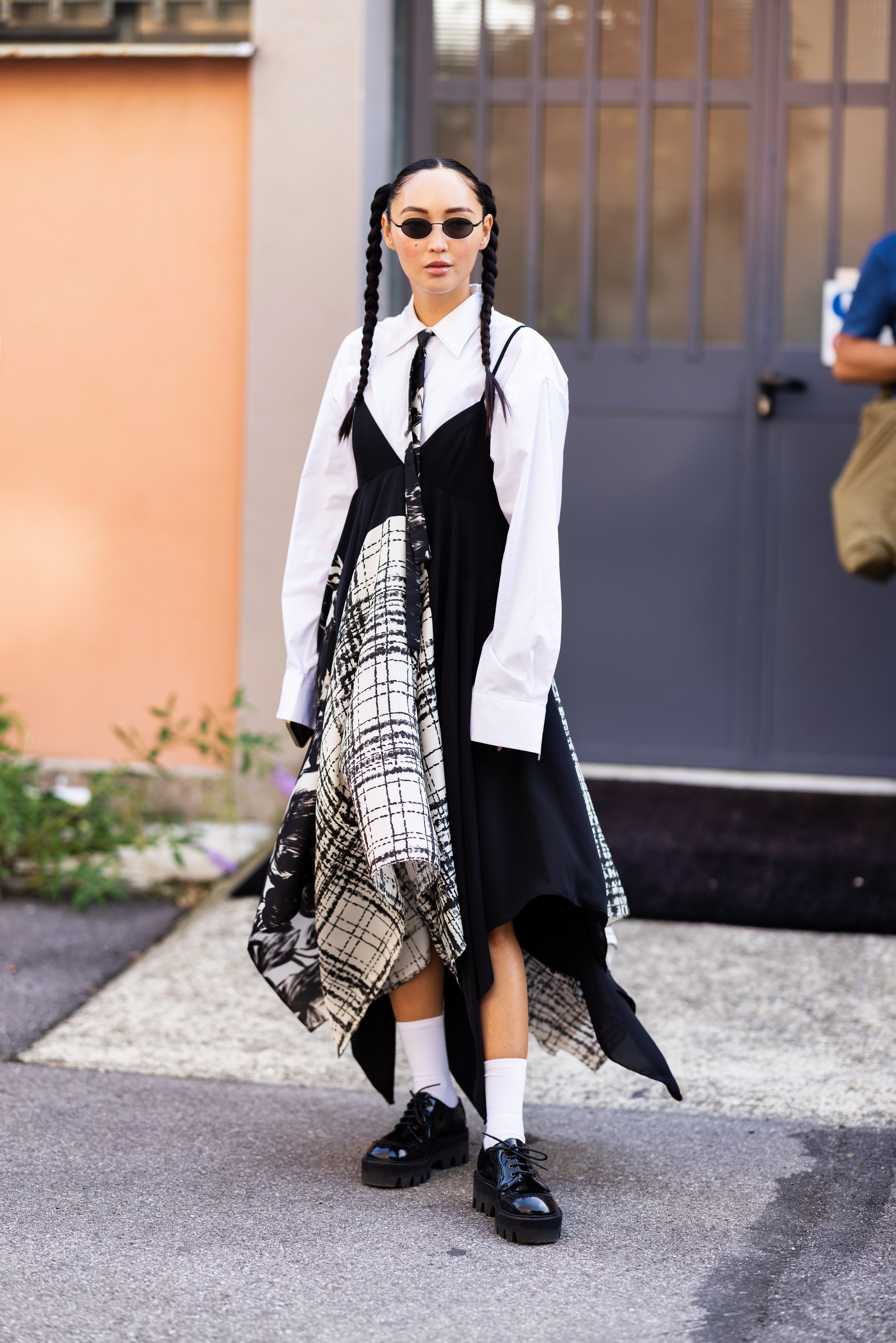 Street Style – Day 2 – Milan Fashion Week – Womenswear Spring/Summer 2024 Korlan Madi na semana de moda de Milão